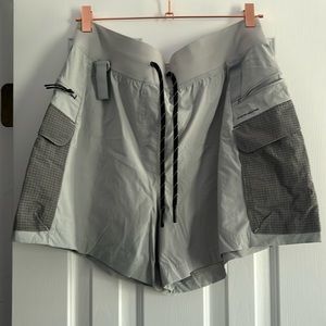 lululemon Multi Pocket High Rise Hiking Short 5” size 12 Seal Grey